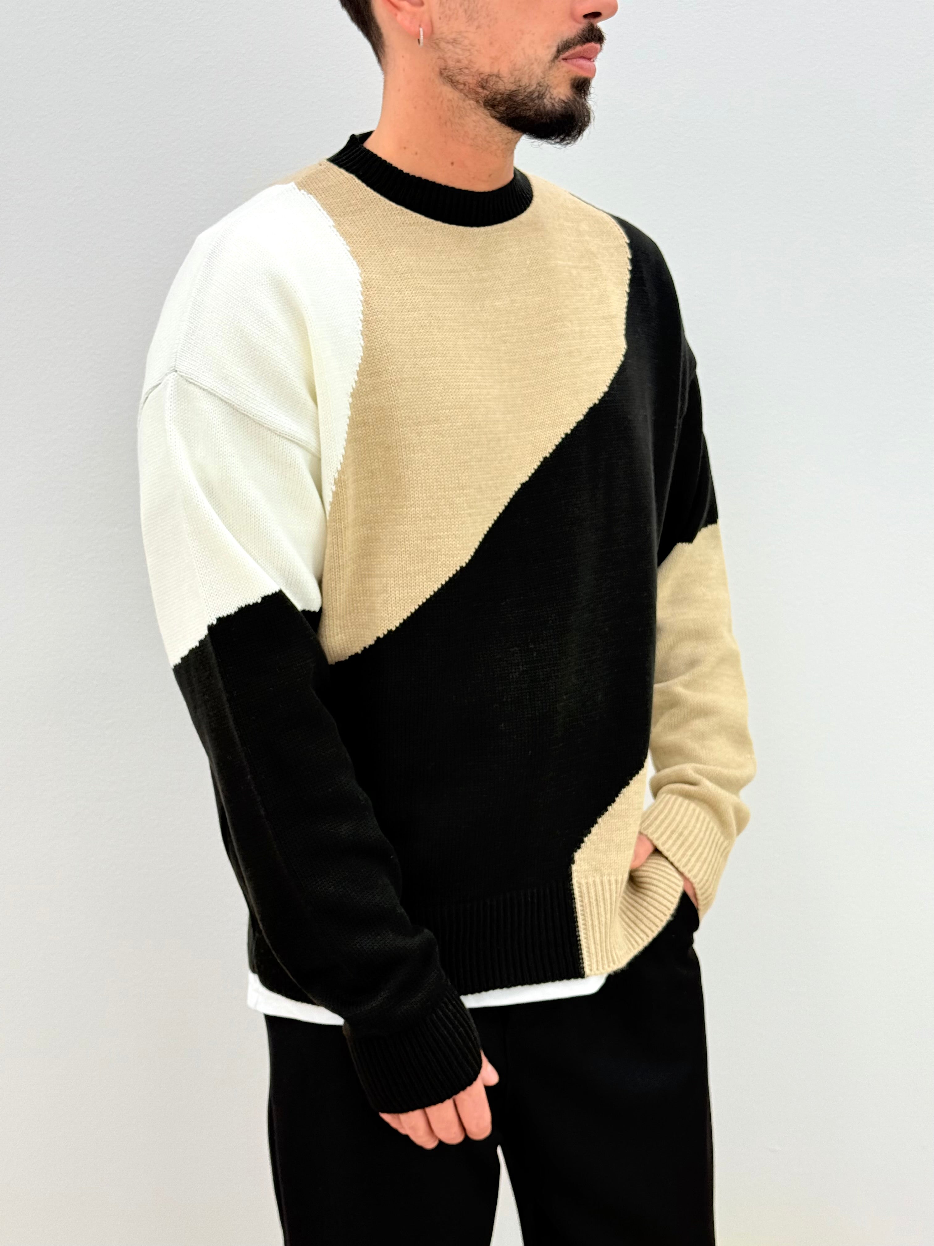 Collection of Pullover Amir Bicolor in a gallery layout