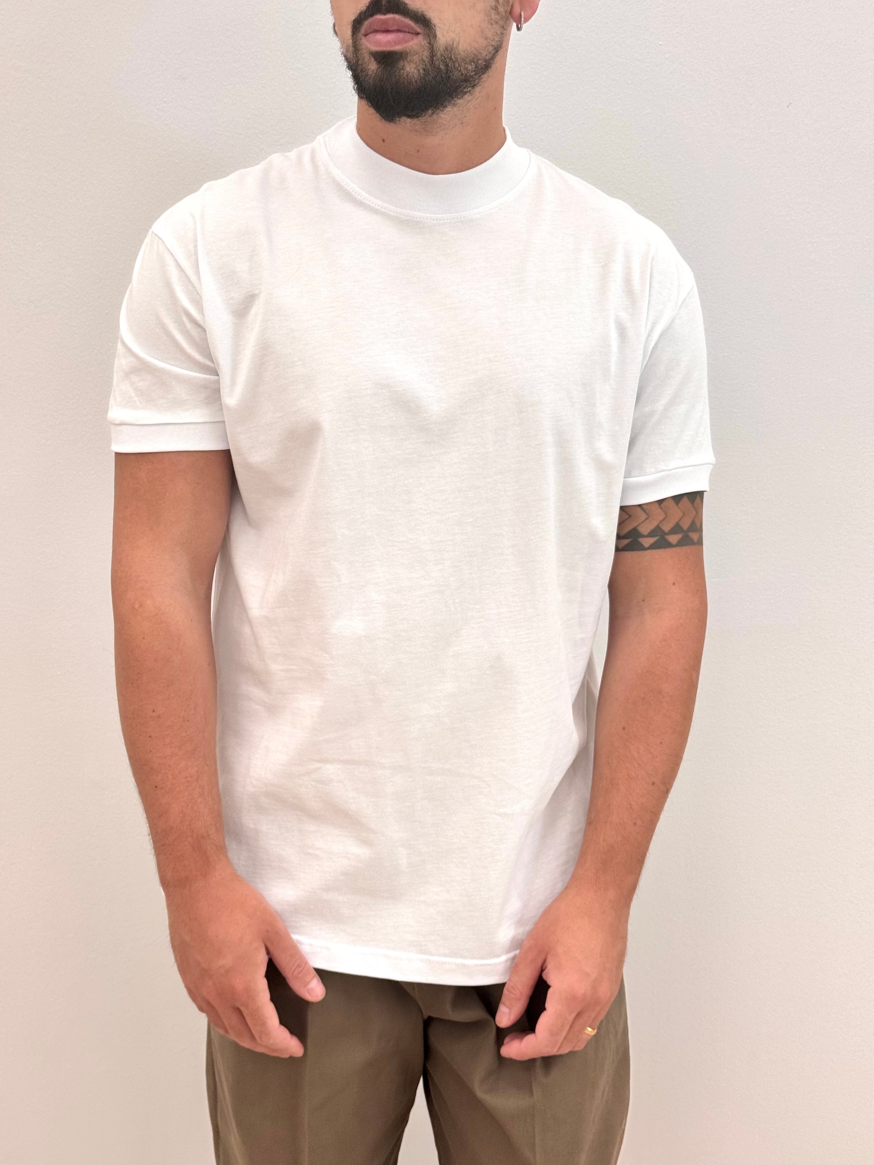 Collection of T-Shirt Slim basic in a gallery layout